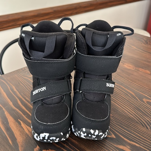 Burton snowboard boot- Mini Grom- size 10c - Picture 2 of 5